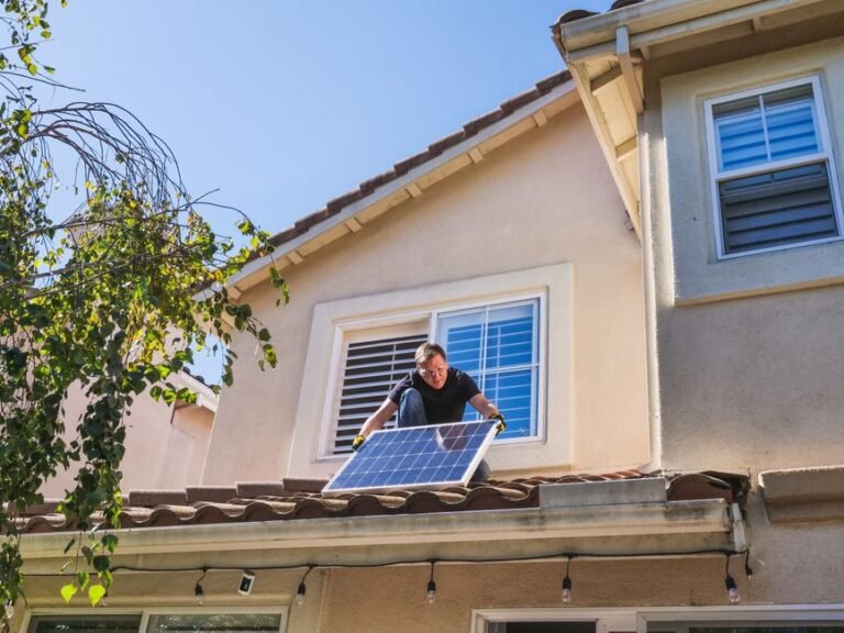 Beste Solarpanele Deutschland 2026: Der große Vergleich & Kaufratgeber Solarpanele auf einem Hausdach in Deutschland an einem sonnigen Tag